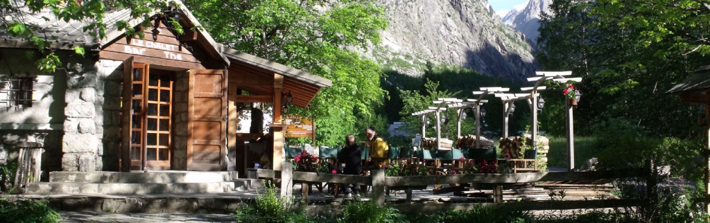 entree-bar-hotel-ailefroide-1024x322